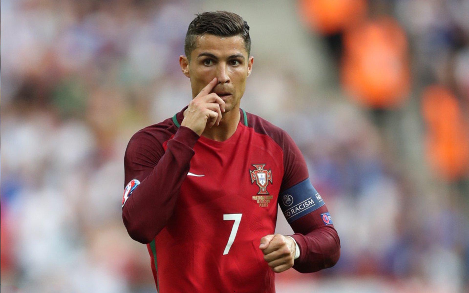 莱万再晒亲子时光，绿茵杀手变身超级奶爸